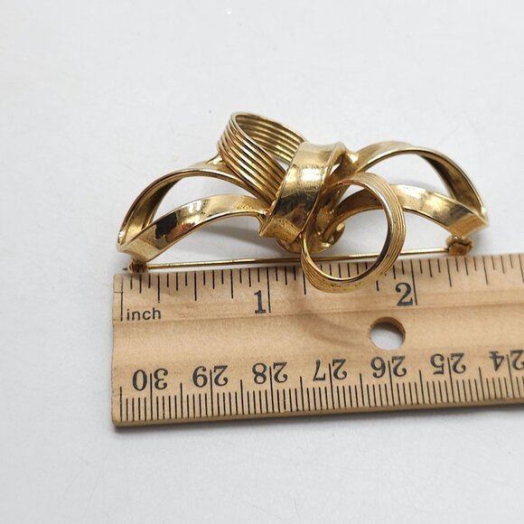 Vintage Gold Tone Brooch Pin Textured Ribbon Large Design - Picture 4 of 4